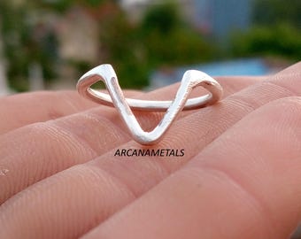 Anello in argento sterling martellato a forma di V, fede nuziale di grande effetto, accessorio da donna.