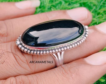 Anello ovale con onice nera, in argento sterling 925, gioiello di design realizzato a mano.