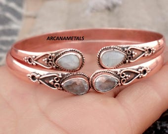 Set med 2 koppararmband med päronslipad månsten och kristallstenar