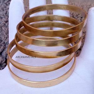 Conjunto de brazaletes apilables de latón macizo, joyería minimalista llamativa.