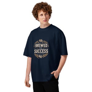 Brewed for success Oversized Unisex Bio-T-Shirt mit breitem Kragen,funny coffee Ttshirt for Men,Programmer Tshirt,Caffeine Addict Gift