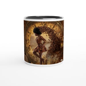 Könnte beinhalten: Ein weißer Keramikbecher mit einem Grafikdruck einer Person mit dunklem Haar in einem gemusterten Kleid, platziert vor einem großen goldenen Zifferblatt und einer wirbelnden Spur aus gerösteten Kaffeebohnen, mit teilweise sichtbarem Text.