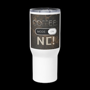 Könnte beinhalten: Ein weißer Edelstahlbecher mit einer dunkelbraunen, marmorierten Umhüllung. Das Design zeigt den Text COFFEE: gefolgt von einer Kippschalter-Grafik mit der Beschriftung MODE: ON und den großen Buchstaben NE! in einer hellbeigen serifenlosen Schrift.