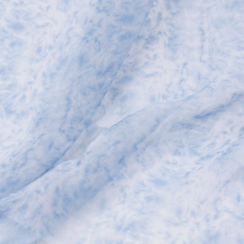 Ljusblått Tencel-chiffongtyg med tie dye och botaniskt tryck – Draperat, transparent material bild 2