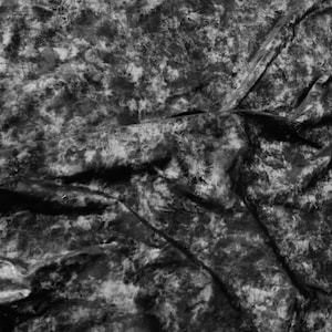 Czarno-srebrno-szara metaliczna tkanina o rozmytej fakturze, miękki i nieelastyczny materiał na odzież i płaszcze