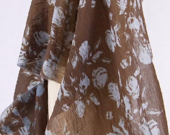 Tejido arrugado de Tencel-lino con estampado floral azul y marrón oscuro, semitransparente y de diseño escultural.