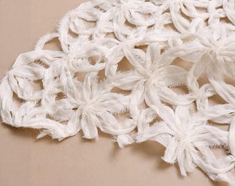 Bordado calado floral blanco, tela de diseño opaca y fluida, confección de vestidos de gala hechos a mano.