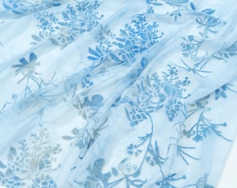 Rekbare transparante blauwe tie-dye distressed 3D bloemen gevlokte mesh-stof – voor podiumkleding en gelaagdheid