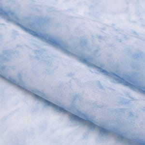 Ljusblått Tencel-chiffongtyg med tie dye och botaniskt tryck – Draperat, transparent material bild 7
