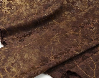 Jacquard marrón oscuro con detalles dorados, similar a la seda, tela de diseño opaca y fluida, ideal para la confección de abrigos y vestidos Cheongsam hechos a mano.