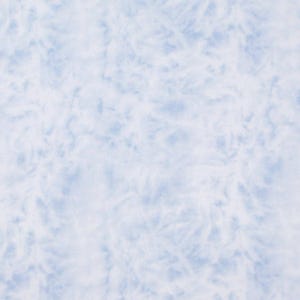 Ljusblått Tencel-chiffongtyg med tie dye och botaniskt tryck – Draperat, transparent material bild 8