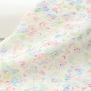 Vitt Tencel-linnetyg med akvarellmönster och blommönster – Mjukt, ogenomskinligt draperande, utan stretch för klänningar och blusar bild 7