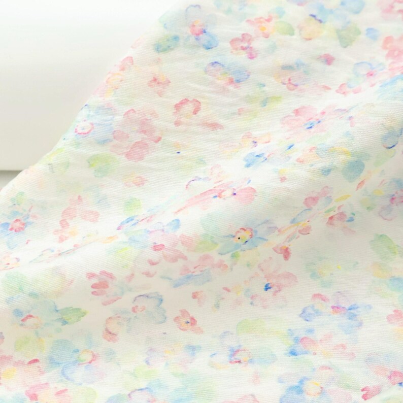 Vitt Tencel-linnetyg med akvarellmönster och blommönster – Mjukt, ogenomskinligt draperande, utan stretch för klänningar och blusar bild 7