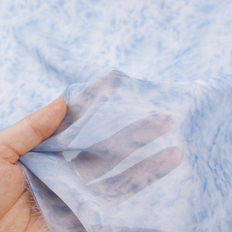 Ljusblått Tencel-chiffongtyg med tie dye och botaniskt tryck – Draperat, transparent material bild 3