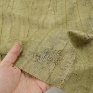 Draperande ogenomskinligt matchagrönt jacquard tencel linnetyg ton-i-ton – mjukt matt utan stretch för klänningar och blusar bild 2