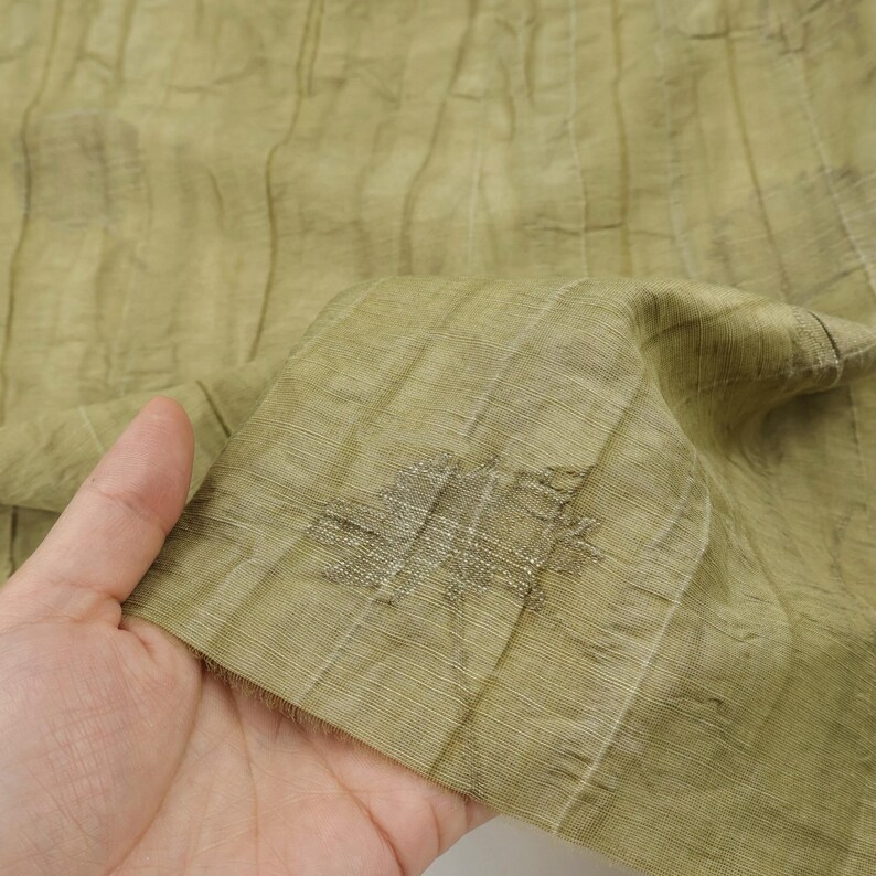 Draperande ogenomskinligt matchagrönt jacquard tencel linnetyg ton-i-ton – mjukt matt utan stretch för klänningar och blusar bild 2