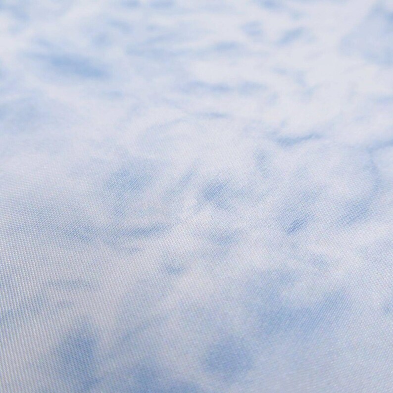Ljusblått Tencel-chiffongtyg med tie dye och botaniskt tryck – Draperat, transparent material bild 6
