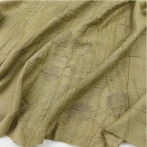 Draperande ogenomskinligt matchagrönt jacquard tencel linnetyg ton-i-ton – mjukt matt utan stretch för klänningar och blusar bild 1