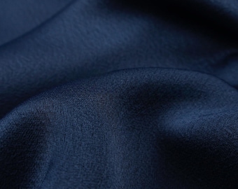 Tela de mezcla de lino y satén azul marino intenso, textil de diseño con buena caída y agradable para la piel, ideal para la confección de trajes, vestidos y batas a mano.