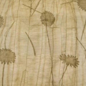 Pode incluir: Um tecido bege claro com uma estampa bot&acirc;nica de cabe&ccedil;as de flores circulares e pontiagudas em castanho escuro e caules verticais finos. O t&ecirc;xtil tem uma trama vis&iacute;vel e uma paleta de cores naturais e terrosas com padr&otilde;es florais org&acirc;nicos.