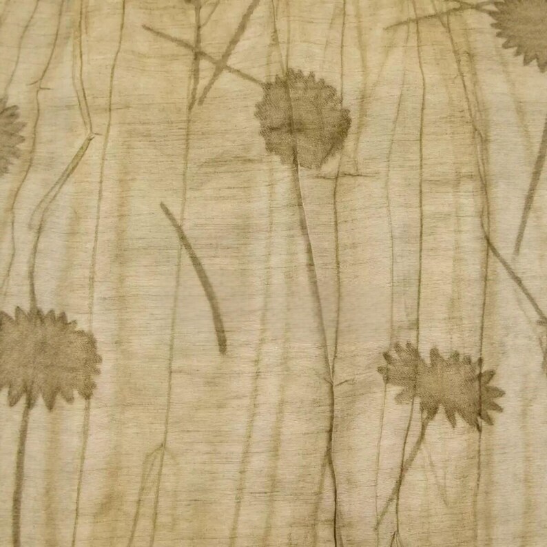 Pode incluir: Um tecido bege claro com uma estampa bot&acirc;nica de cabe&ccedil;as de flores circulares e pontiagudas em castanho escuro e caules verticais finos. O t&ecirc;xtil tem uma trama vis&iacute;vel e uma paleta de cores naturais e terrosas com padr&otilde;es florais org&acirc;nicos.