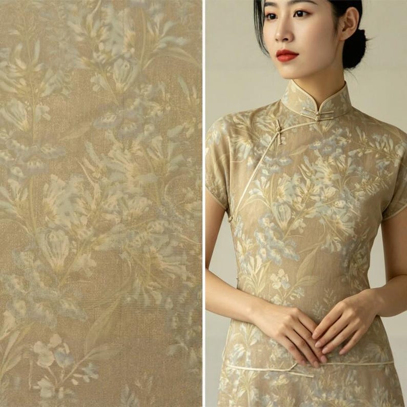 Puede incluir: Un vestido de manga corta en tono bronceado con un sutil estampado floral en tonos azul apagado y crema. La prenda tiene un cuello alto tipo mandar&iacute;n con un detalle de cierre diagonal en el pecho, acabado con ribetes delicados en las costuras.