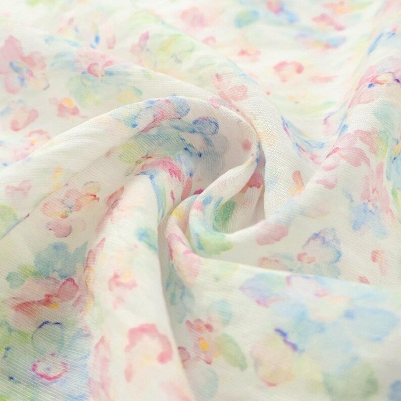 Vitt Tencel-linnetyg med akvarellmönster och blommönster – Mjukt, ogenomskinligt draperande, utan stretch för klänningar och blusar bild 2