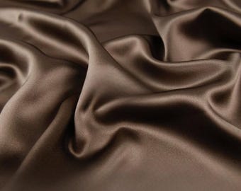 Tela de satén de triacetato color marrón café, textil de lujo de diseño, ideal para la confección de trajes de gala con caída elegante.