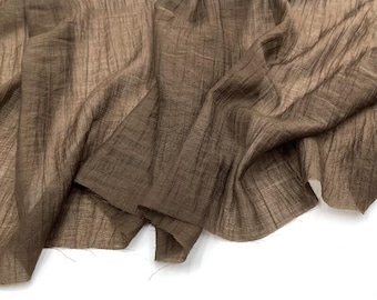 Tela de lino arrugada marrón oscuro – Textura vertical, caída suave, material transparente