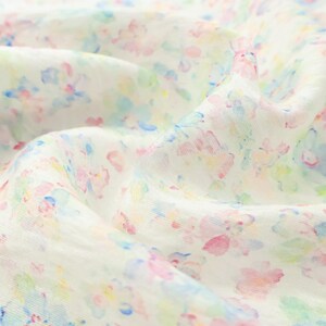 Vitt Tencel-linnetyg med akvarellmönster och blommönster – Mjukt, ogenomskinligt draperande, utan stretch för klänningar och blusar bild 3