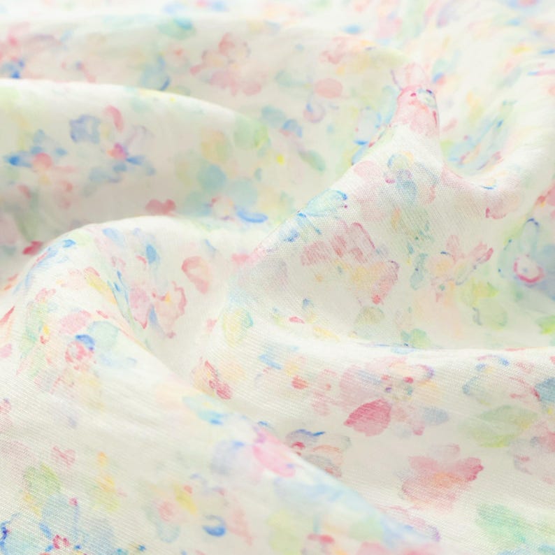 Vitt Tencel-linnetyg med akvarellmönster och blommönster – Mjukt, ogenomskinligt draperande, utan stretch för klänningar och blusar bild 3