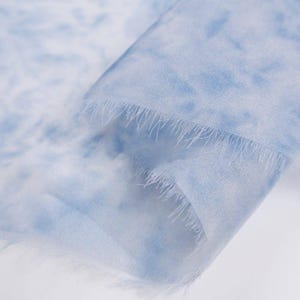 Ljusblått Tencel-chiffongtyg med tie dye och botaniskt tryck – Draperat, transparent material bild 5