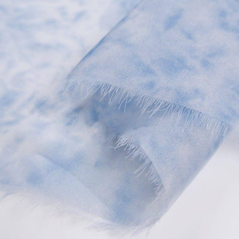 Ljusblått Tencel-chiffongtyg med tie dye och botaniskt tryck – Draperat, transparent material bild 5