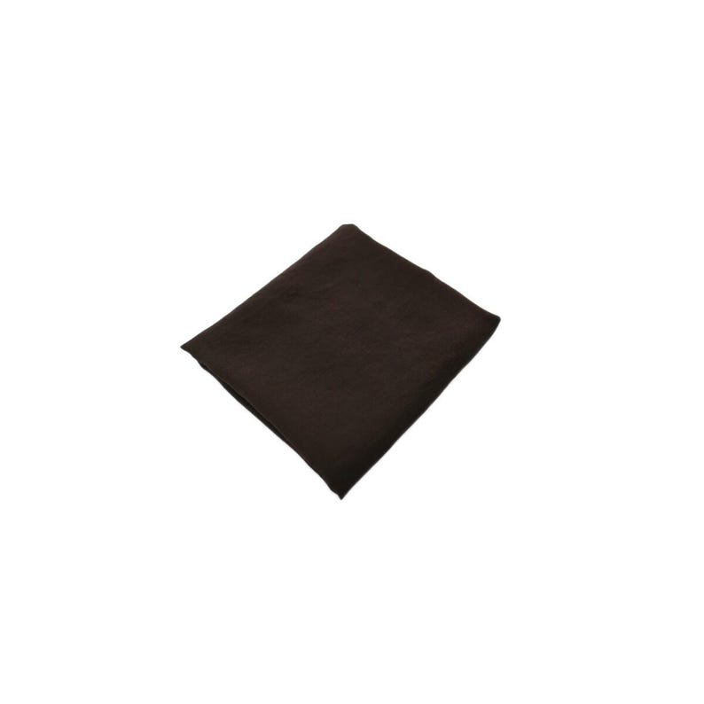 K&ouml;nnte beinhalten: Ein quadratisches St&uuml;ck dunkelbrauner Stoff, das zu einer dreieckigen Form gefaltet ist. Das Textil weist eine durchgehend dunkelbraune Farbe mit einer glatten, matten Oberfl&auml;che und einer sichtbaren Webstruktur auf, pr&auml;sentiert vor einem wei&szlig;en Hintergrund.