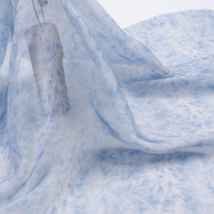 Ljusblått Tencel-chiffongtyg med tie dye och botaniskt tryck – Draperat, transparent material bild 1