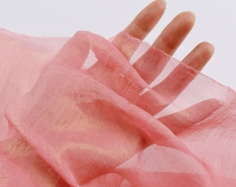 Tela de gasa con lámina dorada y rosa, textil de diseño semitransparente con brillo, ideal para la confección de vestidos de novia y de noche.