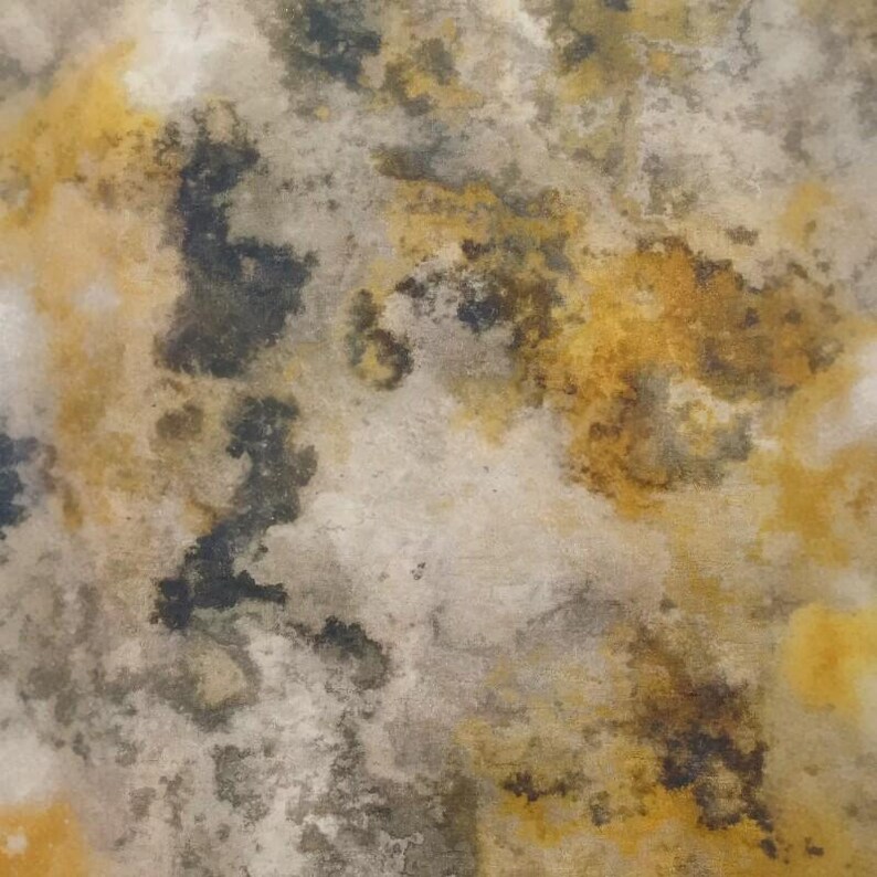 Peut inclure: Une surface textur&eacute;e pr&eacute;sentant un motif abstrait avec des nuances m&eacute;lang&eacute;es de jaune moutarde, de gris anthracite et de blanc cass&eacute;. Le design affiche des formes organiques semblables &agrave; des nuages et des transitions de couleurs mouchet&eacute;es.