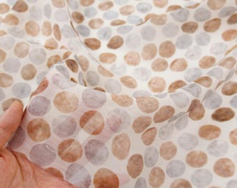 Tecido de linho Tencel com estampa vintage de bolinhas em tom marrom café transparente – Caimento macio e fosco, sem elasticidade, ideal para quimonos e vestidos.