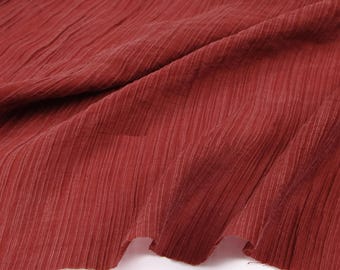 Tela de diseño vintage roja arrugada de cupro-tencel-lino, suave, elástica y con buena caída, ideal para blusas y vestidos hechos a mano.