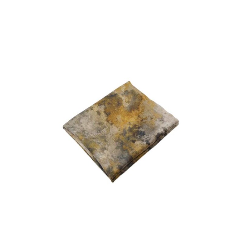Peut inclure: Un carr&eacute; de tissu pli&eacute; pr&eacute;sentant un motif abstrait et tachet&eacute; dans des tons de jaune moutarde, gris anthracite et blanc cass&eacute;. Le textile affiche un aspect textur&eacute; et patin&eacute; avec des transitions de couleurs fondues sur toute la surface.
