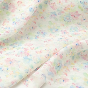 Vitt Tencel-linnetyg med akvarellmönster och blommönster – Mjukt, ogenomskinligt draperande, utan stretch för klänningar och blusar bild 1