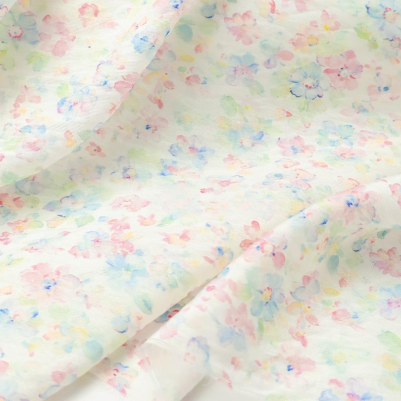 Vitt Tencel-linnetyg med akvarellmönster och blommönster – Mjukt, ogenomskinligt draperande, utan stretch för klänningar och blusar bild 1