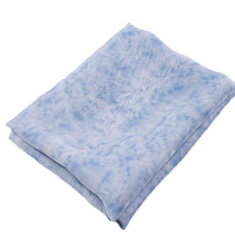 Ljusblått Tencel-chiffongtyg med tie dye och botaniskt tryck – Draperat, transparent material bild 9