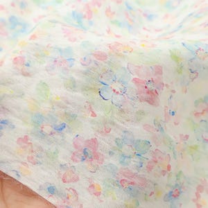 Vitt Tencel-linnetyg med akvarellmönster och blommönster – Mjukt, ogenomskinligt draperande, utan stretch för klänningar och blusar bild 6