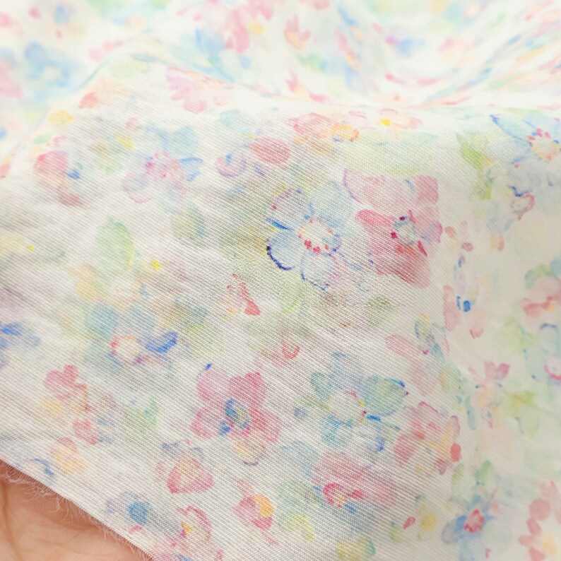Vitt Tencel-linnetyg med akvarellmönster och blommönster – Mjukt, ogenomskinligt draperande, utan stretch för klänningar och blusar bild 6