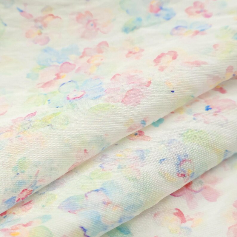 Vitt Tencel-linnetyg med akvarellmönster och blommönster – Mjukt, ogenomskinligt draperande, utan stretch för klänningar och blusar bild 5