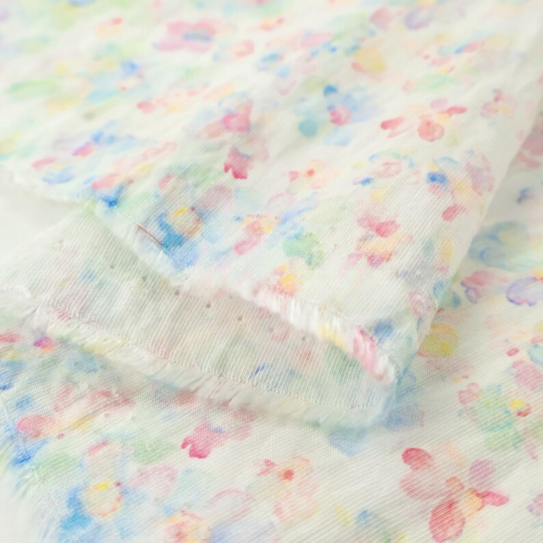 Vitt Tencel-linnetyg med akvarellmönster och blommönster – Mjukt, ogenomskinligt draperande, utan stretch för klänningar och blusar bild 4