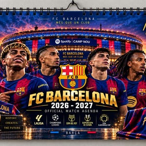 Puede incluir: Un calendario de pared oficial de la agenda de partidos del FC Barcelona 2026-2027 con cuatro futbolistas en camisetas azul y grana, el estadio Camp Nou, el escudo del FCB y texto que incluye "Més que un club," "LaLiga" y "Champions League."
