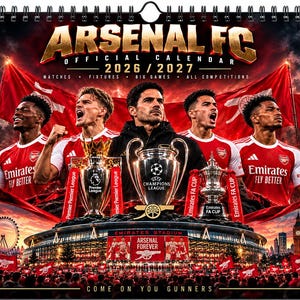 Puede incluir: Un calendario oficial de pared del Arsenal FC 2026-2027 con una imagen de jugadores, el Emirates Stadium y varios trofeos. El diseño incluye banderas rojas, el texto Arsenal FC y logotipos de la Premier League, Champions League y FA Cup.