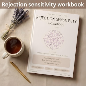 Op de afbeelding: Een wit werkboek getiteld Rejection Sensitivity Workbook met een paarse mandala-afbeelding. De tekst op de kaft luidt Understanding, Processing, Healing en Your feelings are valid. Your reactions make sense. You are not too much.